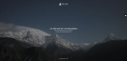 Un ordinateur affichant un site web en cours de maintenance, symbolisant l'importance de la maintenance régulière.