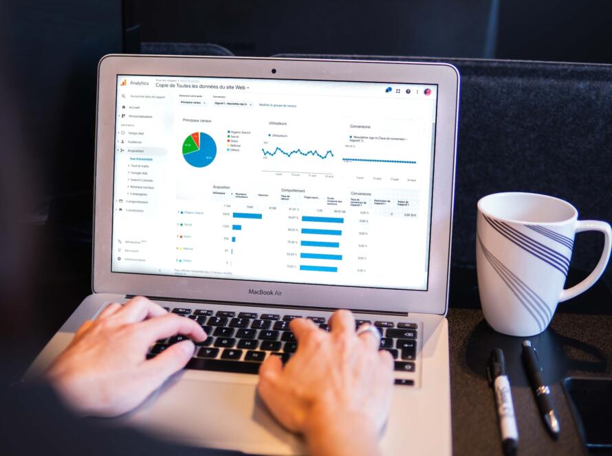 Écran d'ordinateur affichant Google Analytics, représentant des métriques essentielles pour évaluer la performance SEO.